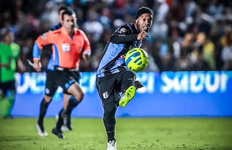 他不仅通过 他不仅通过