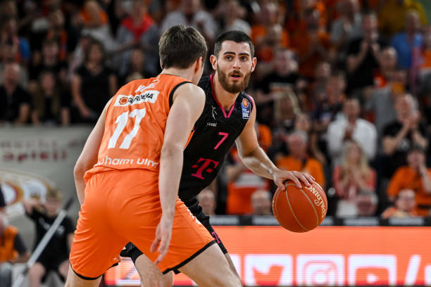 凭借敏锐的 凭借敏锐的